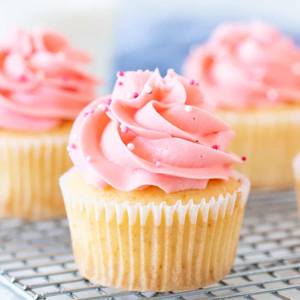 Vanille-Cupcakes mit Erdbeer-Frosting